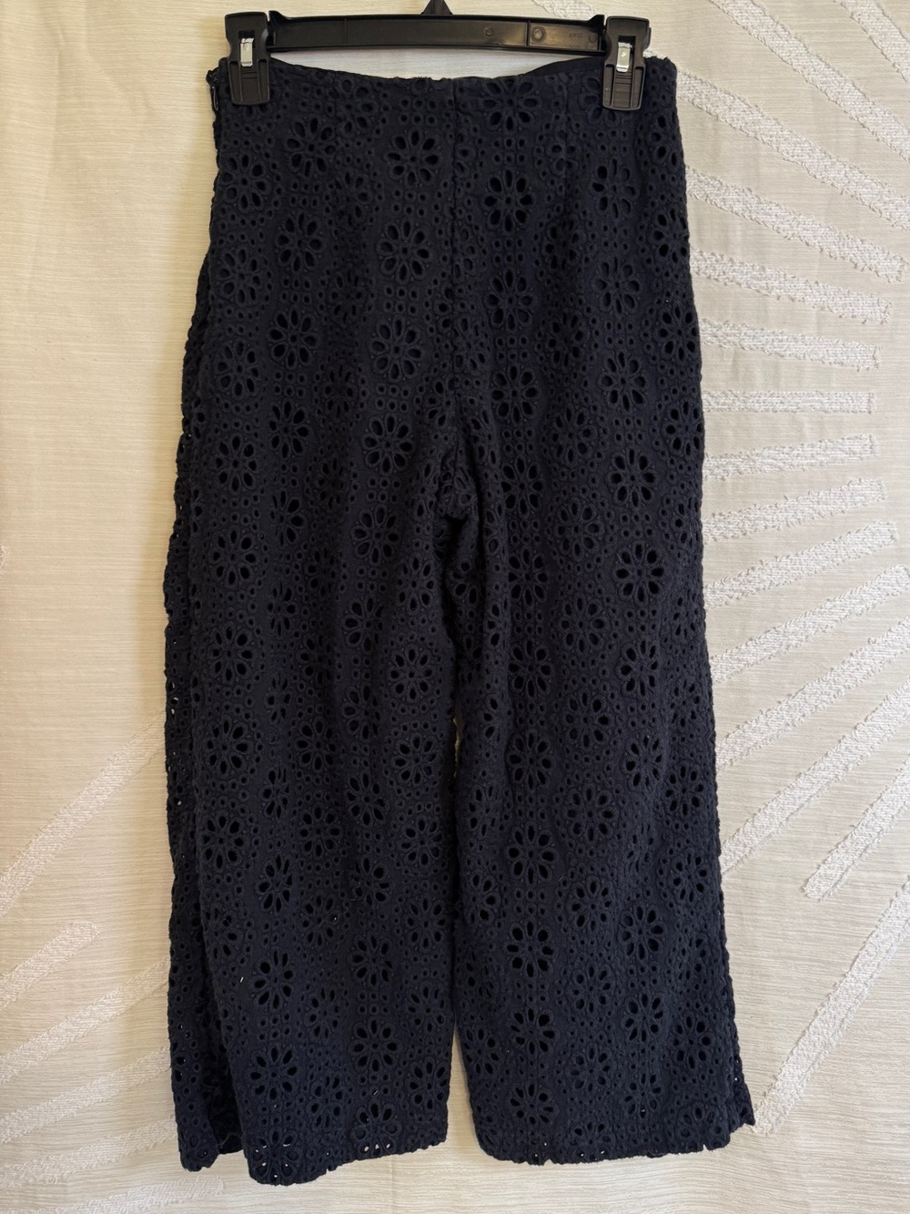 Abercrombie & Fitch Women’s Size 2 Black Floral Eyelet Wide Leg Pants Crop - Picture 3 of 8